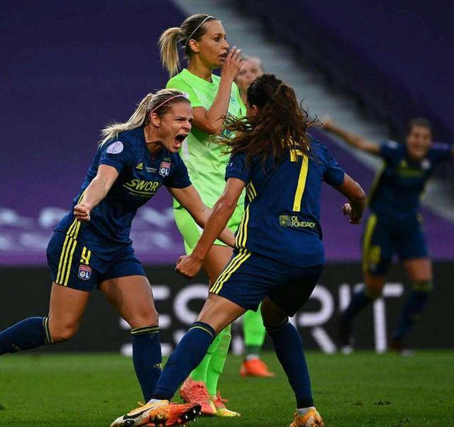  里昂女足四连冠创历史新纪录  